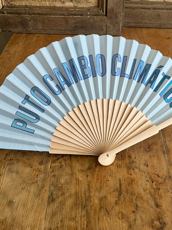 Close view of Puto Cambio Climatico fan