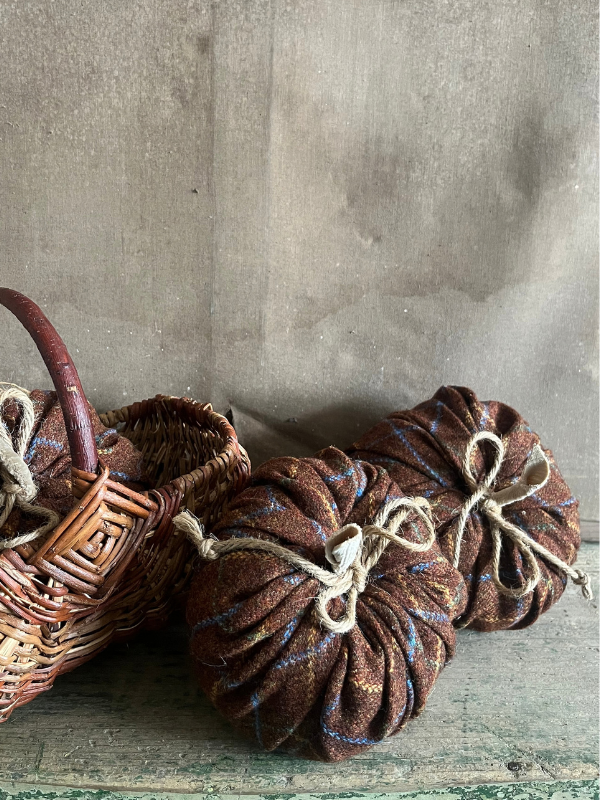 Close-up-of-a-group-of-handmade-brown-woollen-pumpkins