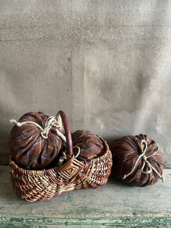 Group-of-handmade-pumpkins-in-a-basket